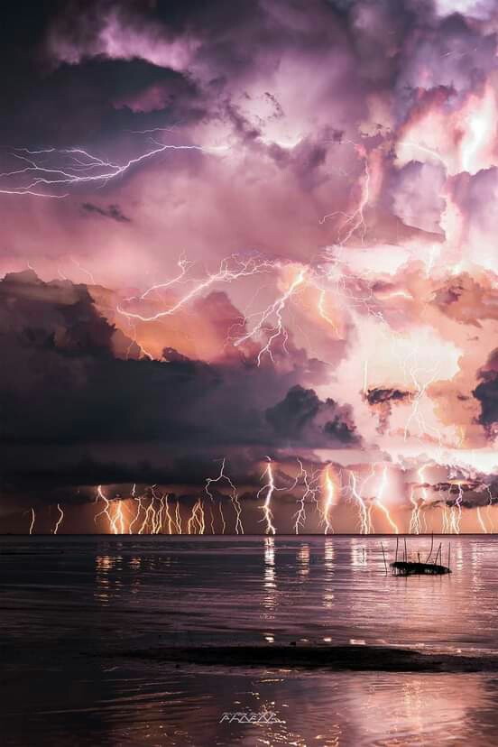 lightnings sea