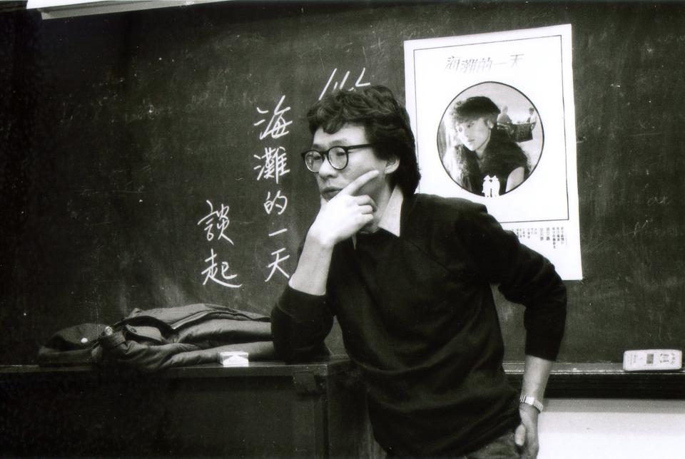 Edward Yang talked about his latest film “That Day, on the Beach“ to the college students, 1984.
